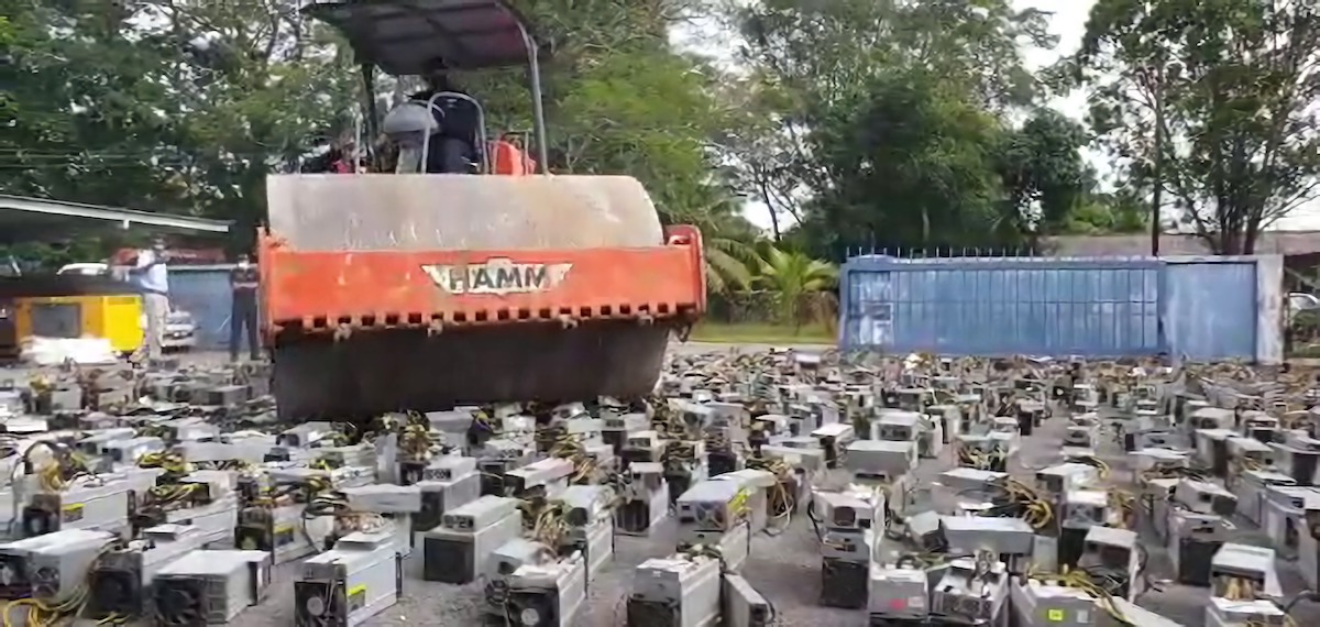 مالزی هزار دستگاه ماینر را به اتهام برق دزدی با غلتک راه‌سازی نابود کرد [تماشا کنید]